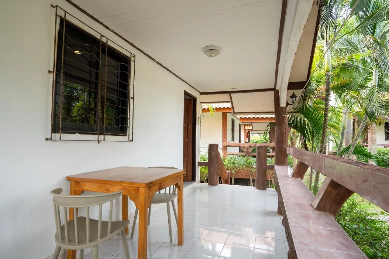 Lanta School Beach Resort Ko Lanta 0*,  Thailandia